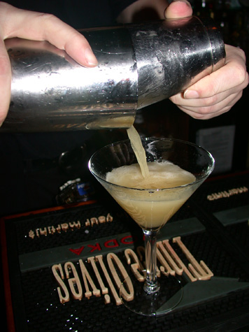 seasons_drinks_pouringEllis seasons_drinks_pouringEllis